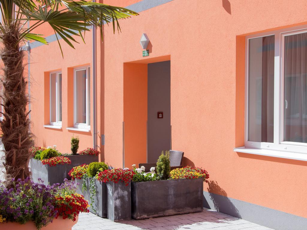 Winrooms "Hotel&Appartement" Βίνερ Νόιστατ Εξωτερικό φωτογραφία